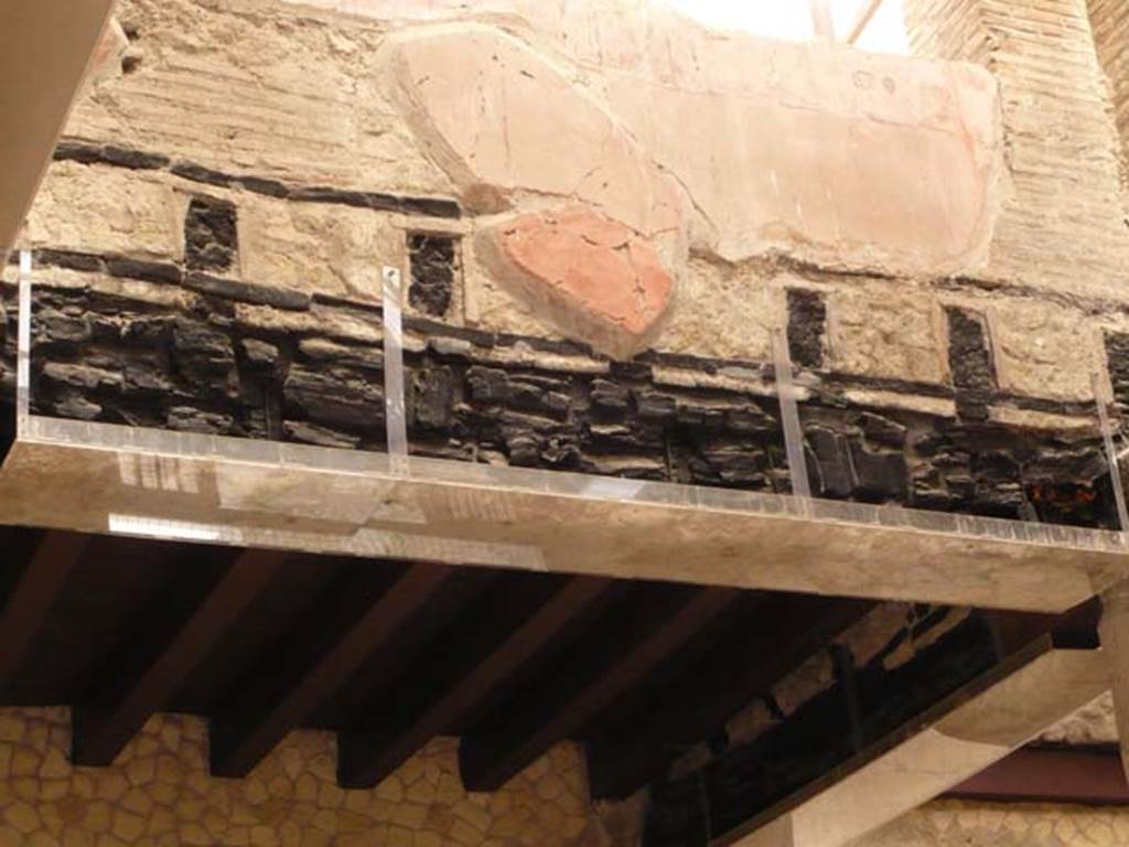Ins.VI.21, Herculaneum. May 2009. Detail of carbonized beams from upper floor.
Photo courtesy of Buzz Ferebee.
